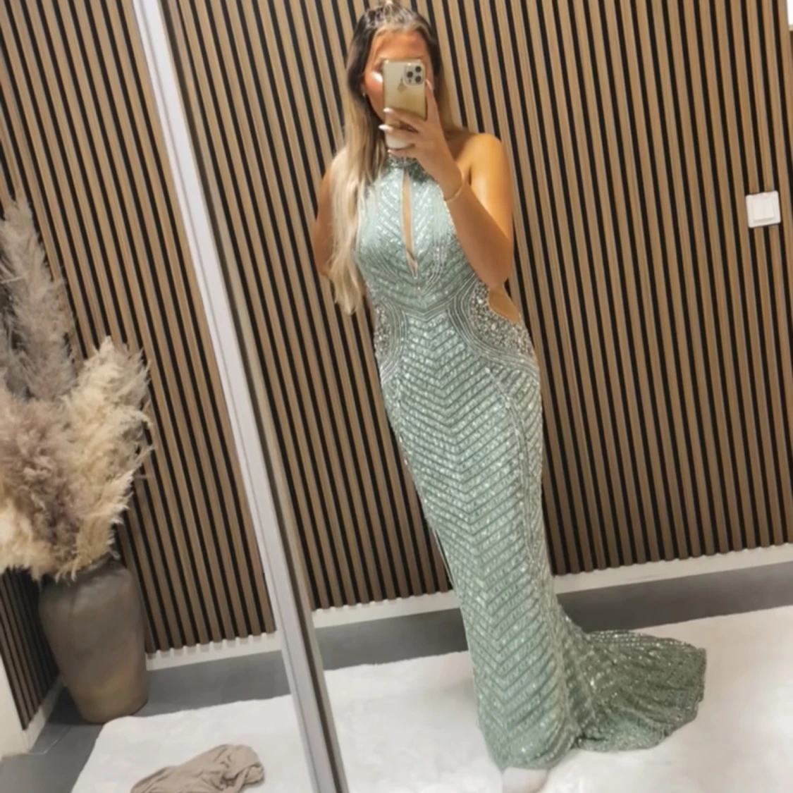 Glittrig långklänning i mintgrönt - 1