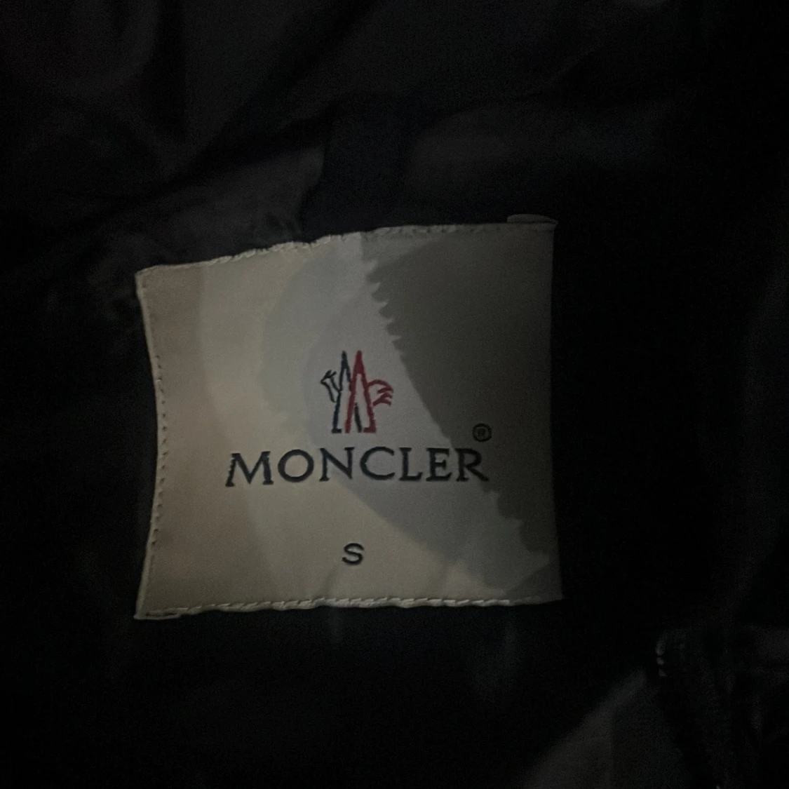 Svart dunväst från Moncler, S priset kan diskuteras - 2