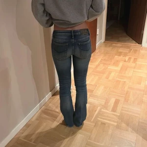 Blå bootcut jeans från Crocker - Säljer ett par lågmidjade blå bootcut jeans från Crocker. W26 L33 (passar på mig som vanligtvis är W27). Priset kan diskuteras❤️