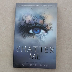 Shatter Me - En spännande och intensiv bok om en tjej med en farlig kraft. Fängslad av en diktatur, måste hon kämpa för sin frihet och hitta styrkan att slå tillbaka. Perfekt för dig som gillar action, romantik och starka huvudpersoner.