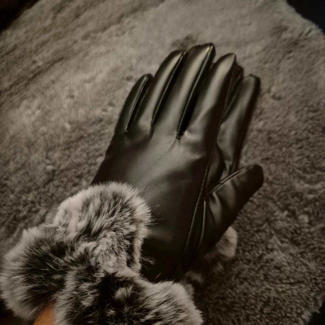 Svarta handskar med fuskpäls - 3