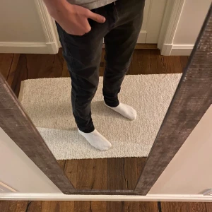 Replay Anbass Jeans - Säljer ett par svarta Replay jeans med skinny passform. Jeansen har klassisk femficksdesign, snygga detaljer på bakfickorna och Replay-logga på bakre läderpatchen. Materialet är stretchigt jeans för en bekväm känsla och tight look.