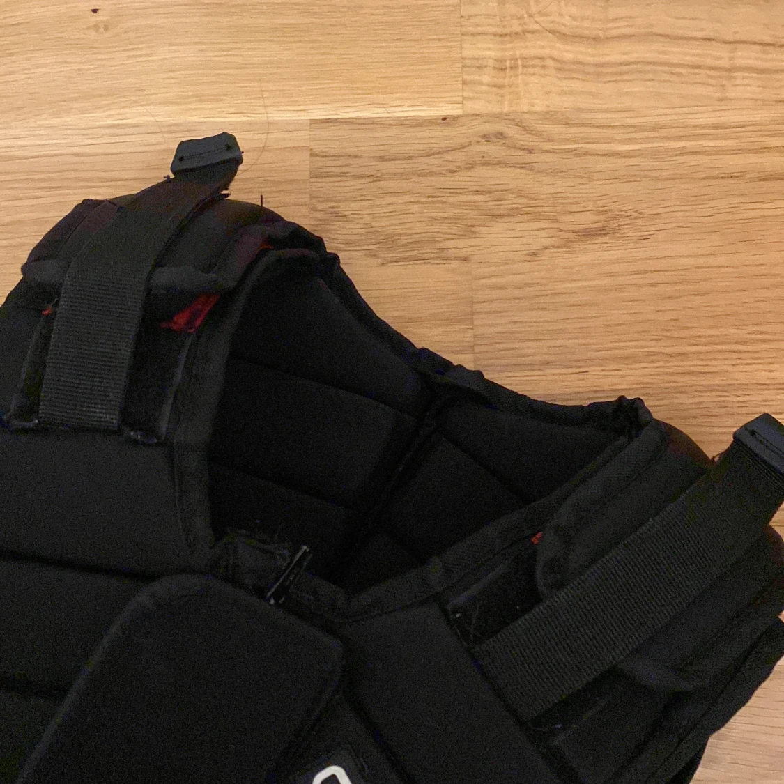 Svart skyddsväst från CRW - 2