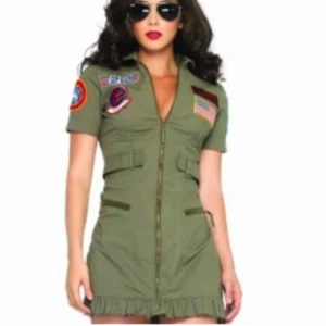 Grön Top Gun kortklänning med patchar - SÖKER!!! har någon son här i xs / s o säljer skulle gärna vilja köpa så hör av er!!