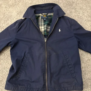 Ralph lauren jacka, Vid köp får du även en gratis Ralph lauren piké - Den är i hyfsat bra skicka inga trasiga delar bara lite smutsig och solblekt, men i övrigt bra skick.Orginalpriset är 2000kr men jag säljer den för 250kr men det går att förhandla😃