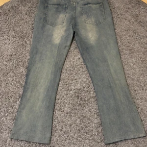 Blå bootcut jeans  - Snygga blå jeans med bootcut passform och coola slitningar framtill. Från boohoo man.