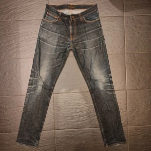 Nudie dry selvedge jeans  - Säljer dessa nudie jeansen med riktigt schysst fade. Längd 36 och midja 36. Reparerade i skrevet men ingenting som över huvud taget syns. Skriv vid minsta fundering!