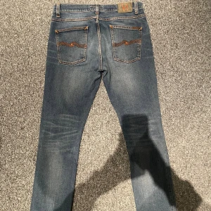 Blå skinny jeans från Nudie Jeans - Tja, Säljer ett par blå skinny jeans från Nudie Jeans! Modellen är lean Dean och storleken är 32/30 sjukt snygga jeans i mycket bra skick för ett lågt pris
