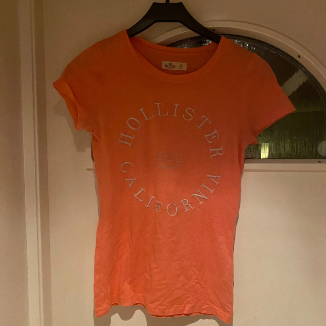 Orange/aprikos t-shirt från Hollister XS
