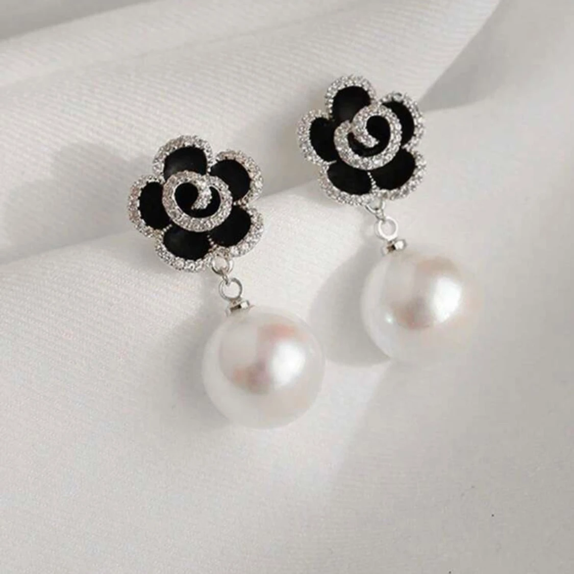 Svarta blomörhängen med pärlor - 1
