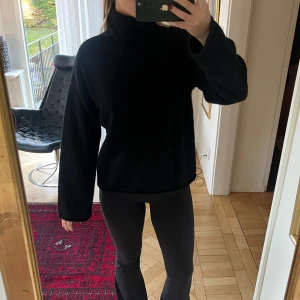 One & Other tröja - Så snygg stickad tröja från One & Other med polo krage. På bild 2 har jag vikt ner kragen. Helt ny och oanvänd med lappen kvar! Storlek XS men skulle säga att den mer är som en S. Köpt på NK, nypris 3 195kr.