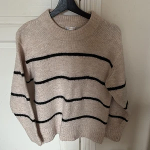 Mysig stickad tröja - Storlek är 158/164 men skulle kunna va xs och s oxå💕