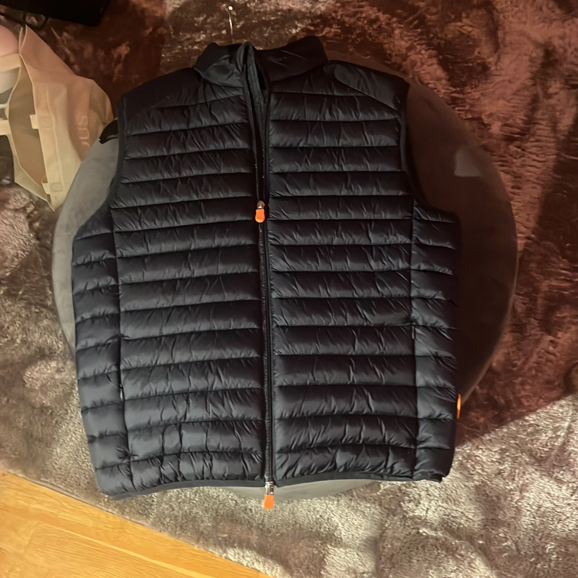 Svart dunväst från Save The Duck