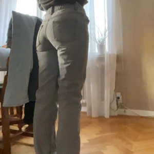 Grå raka jeans från 157, XXS - Snygga grå jeans från 157 i rak modell med klassisk femficksdesign och knäppning med flera knappar. Jeansen har normal passform och är tillverkade i mjukt bomullstyg. Perfekta för dig som gillar en enkel och clean look.