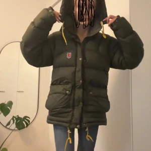 Grön dunjacka från Fjällräven - Dark green fjällräven jacket💓. In a really good condition and barely used! Size is mens xs but fits like womens s-m! Im not selling under 550 but if you have a parajumpers or a moncler jacket to trade please contact me😊