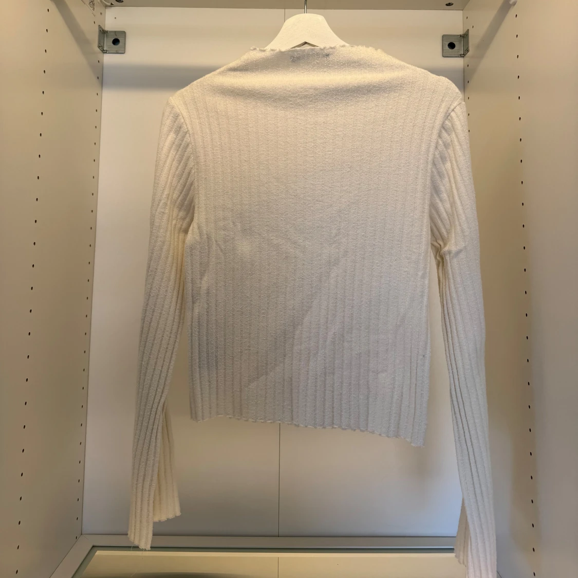 Vit ribbad långärmad tröja - 1