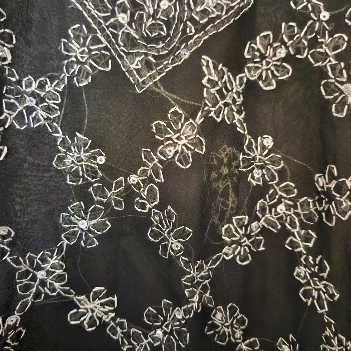 Svart blus med broderade blommor - 1