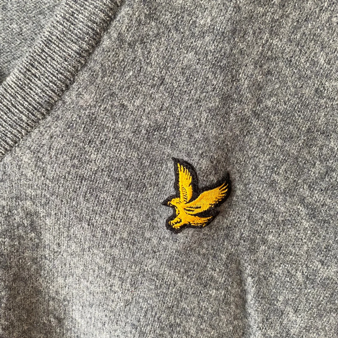 Grå v-ringad tröja från Lyle & Scott - 1