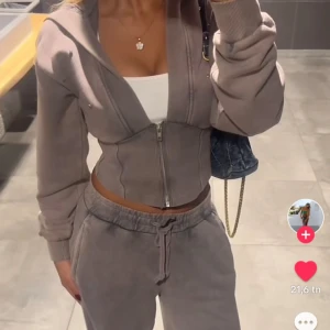 Grått mjukis set - Säljer detta av snygga set från Zara. Grå med diamant detaljer. Otroligt snyggt och helt nytt ! 😍både överdelen och underdelen är i storlek S. Jag bär XS/S , första samt två sista bilderna är mina ❤️850kr  för både över och underdel ❤️