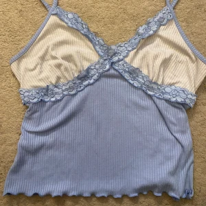 Jätte söt top från primark🪽💙 - En söt topp från primark! Storlek M men passar som S💙köpt för runt 99 kr för några år sedan jag har andvänt den jätte lite men den är väldigt skon🪽de finns hund i henne men jag tvättar såklart den🪽💙