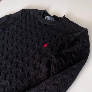 Svart kabelstickad tröja Polo Ralph Lauren - Kabelstickad svart tröja från Polo Ralph Lauren. perfekt för lager-på-lager under kyliga dagar. Skick 9/10 och inte använda så mycket. passar sig mellan 170-180.