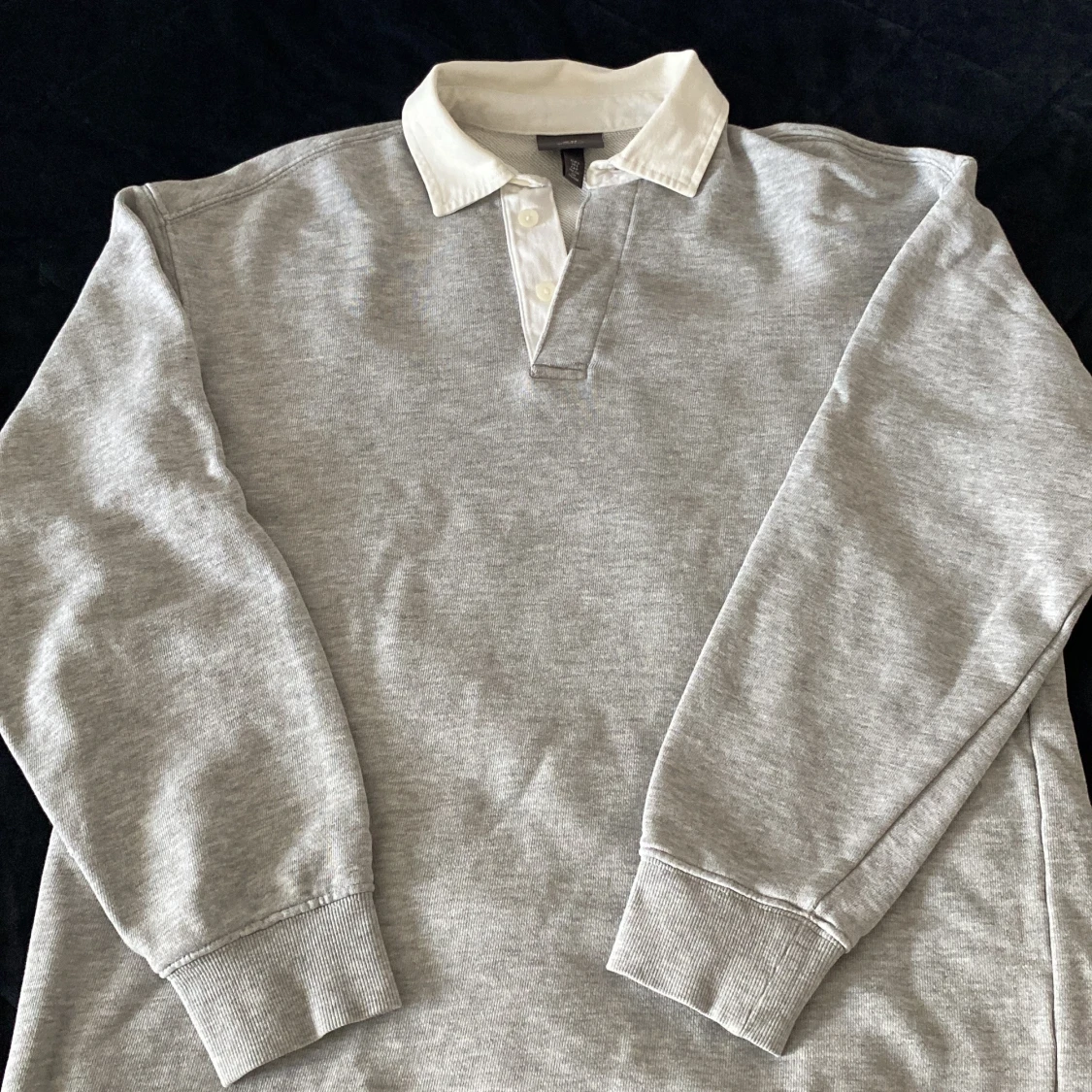 Grå pikétröja från H&M med vit krage - 1