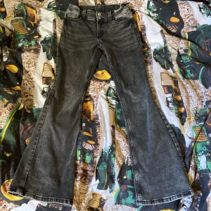 Bootcut jeans - Ett par mörkgråa bootcut byxor som enligt mig är low waist, dom har knappt andvändts och är som nya. Dom har knappar bak på rumpan och 2 knappar där fram att knäppa igen byxan❤️