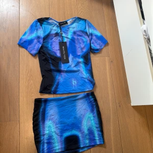 Blått set från White Fox - Säljer ett supercoolt blått set från White Fox med digitalt mönster i blått och svart. figurnära passform. Materialet är stretchigt och känns lätt mot huden. Unikt set som tyvärr aldrig kom till användning!