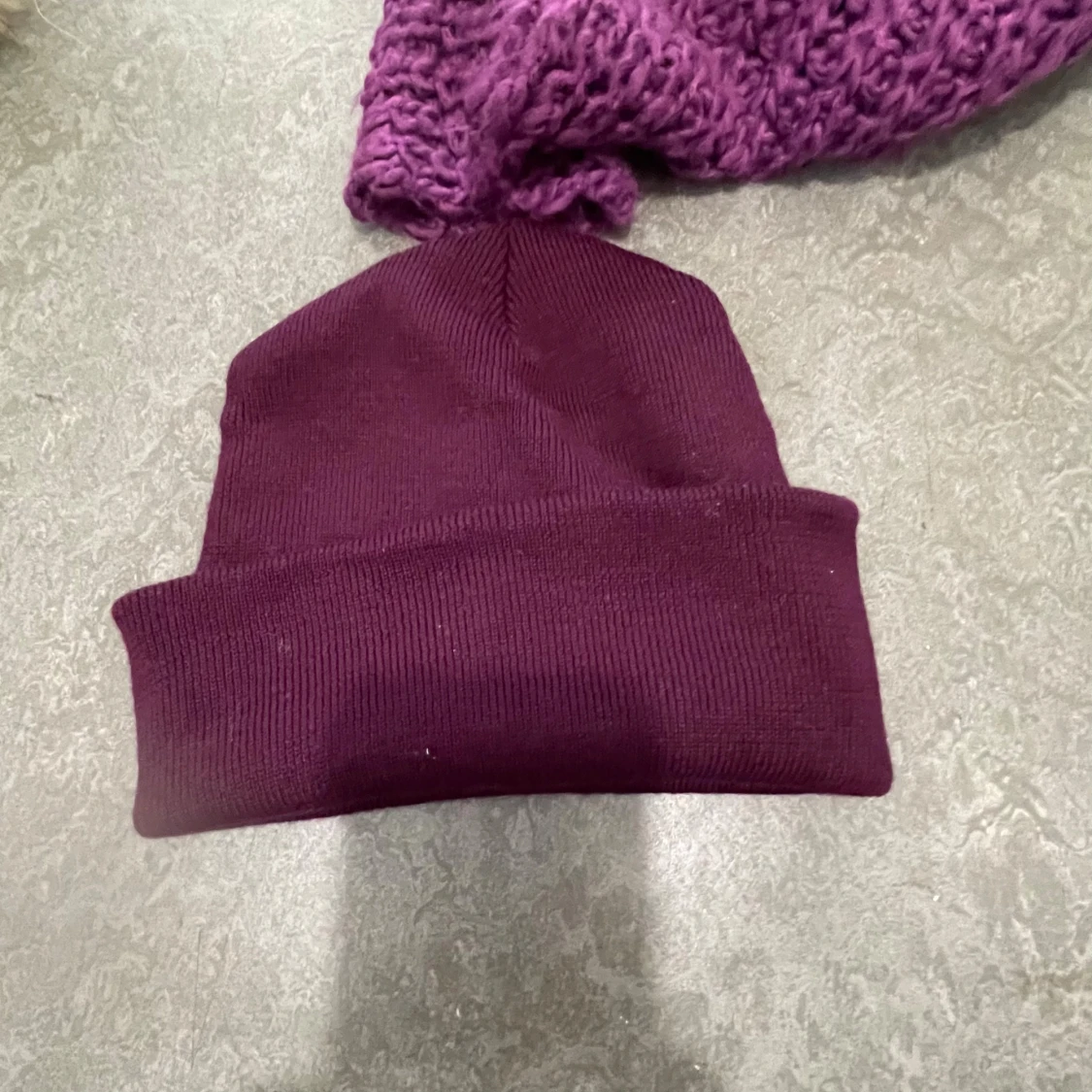 Vinröd mössa från Arket i ull - 4