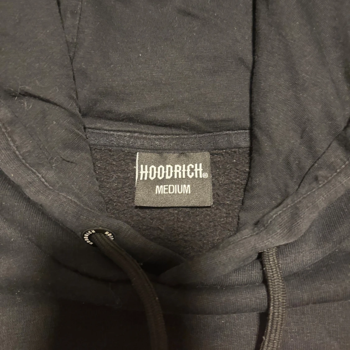 Svart hoodie från Hoodrich med röd logga - 2