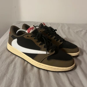 Nike Air Jordan 1 Travis Scott Low - Väldigt sparsamt använda. OBS: hittade inte extra skosnörerna.Väldigt sköna annars