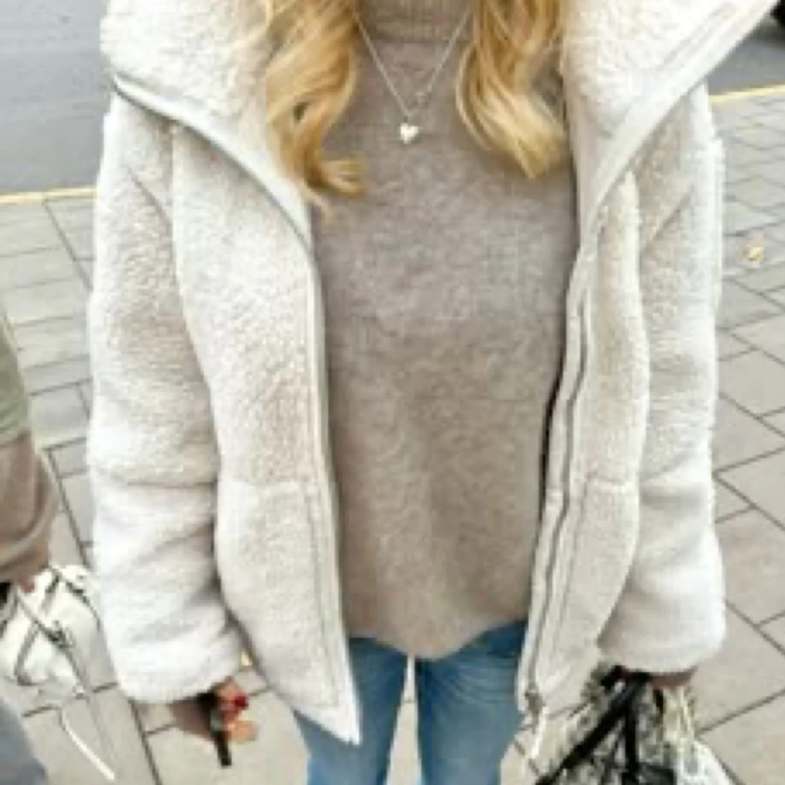 Vit teddyjacka med dragkedja