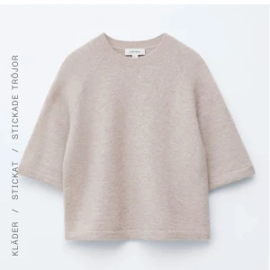 Beige stickad tröja & Other Stories - Supermjuk beige stickad tröja från & Other Stories med rund halsringning och halvlånga ärmar. Tröjan har en avslappnad passform och är perfekt för lager-på-lager. Materialet känns lyxigt och passar både till jeans och kjol.