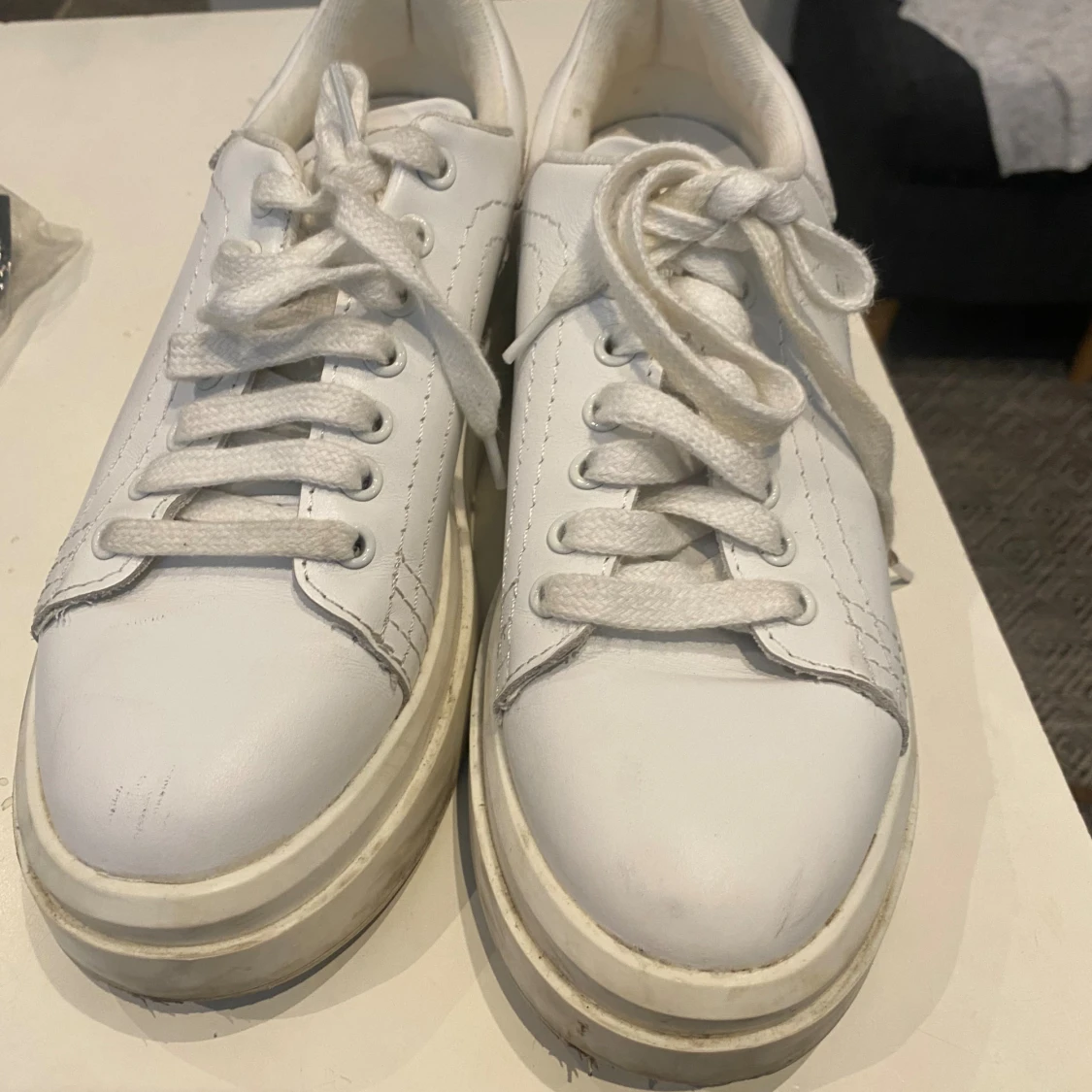 Vita sneakers med platåsula