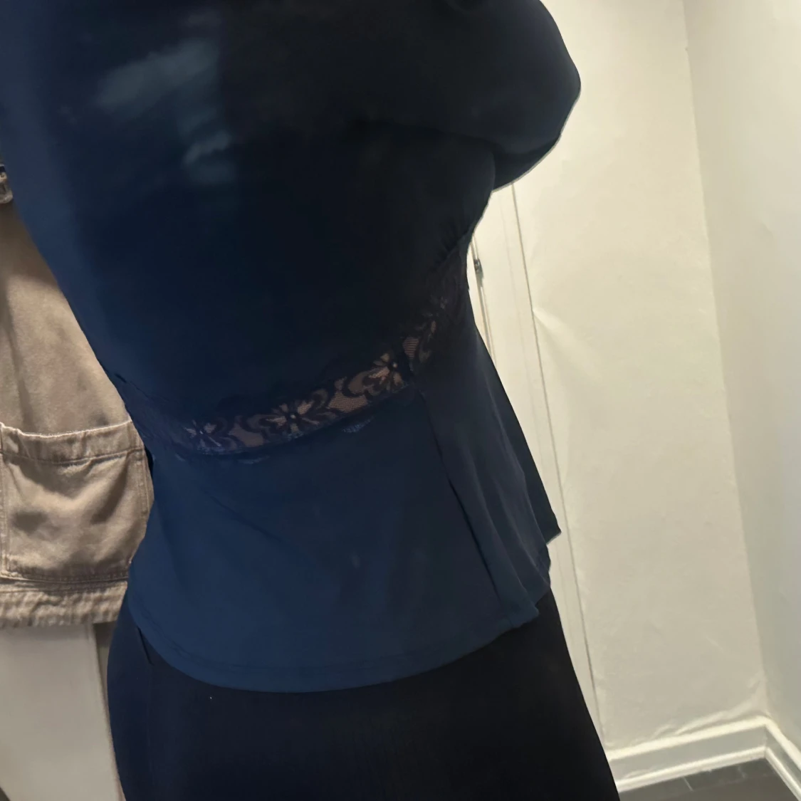 Mörkblå omlottopp med spetsdetalj - 2