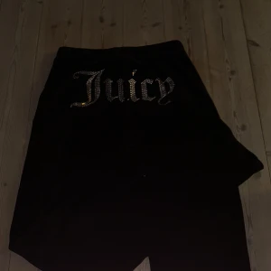 Svarta byxor från Juicy Couture - Jättefint sick skriv privat för fler bilder💕
