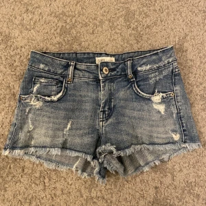Lågmidjade jeansshorts  - Asnice mörkblåa lågmidjade jeansshorts från ZARA köpta på Vinted. Aldrig använda av mig då de tyvärr blivit för små. Fint skick! Skriv om ni har frågor🫐🫐 står ej storlek men skulle säga XS