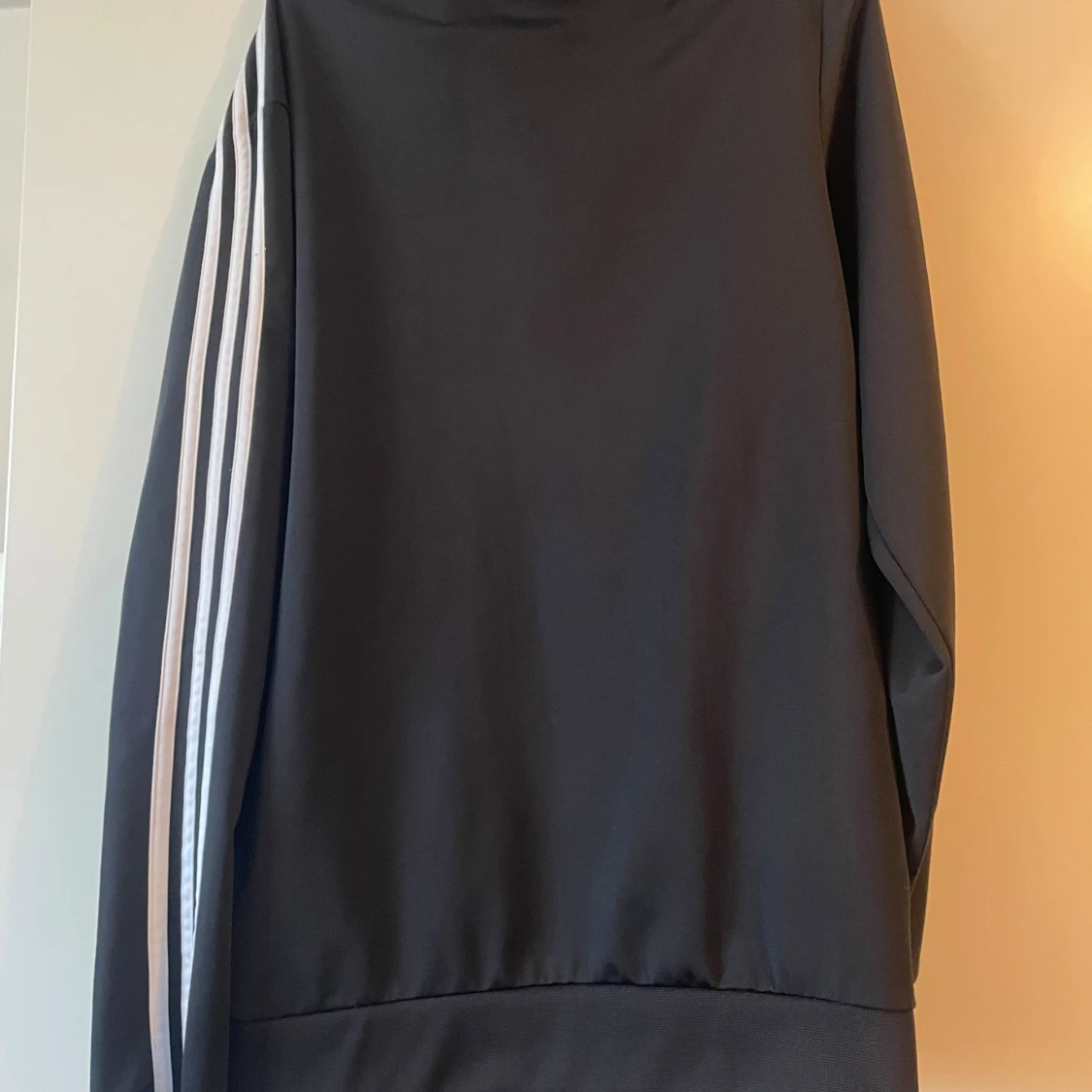 Svart Adidas ziptröja med vita ränder - 3