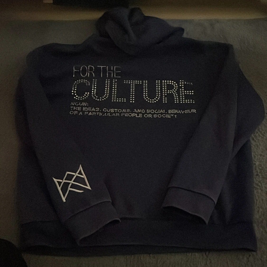 Mörkblå hoodie med tryck och brodyr