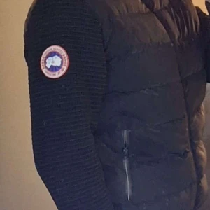 Canada Goose Cardigan - Säljer en svart Canada Goose cardigan ny använt riktigt fint skick då jag använt den några få gånger bara. Hör av er vid frågor! 