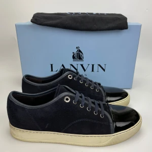 Lanvin skor  - Hej! Säljer nu dessa sjukt snygga lanvin skor. Skorna är i toppskick! Har begränsat antal boxar och dustbag. Hör av dig vid frågor. 