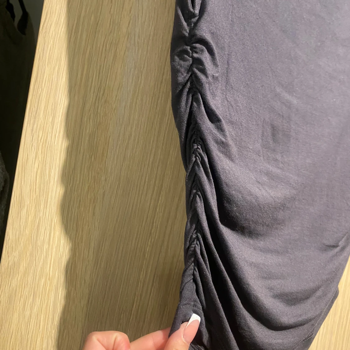 Svart croppad topp från Gina Tricot - 2