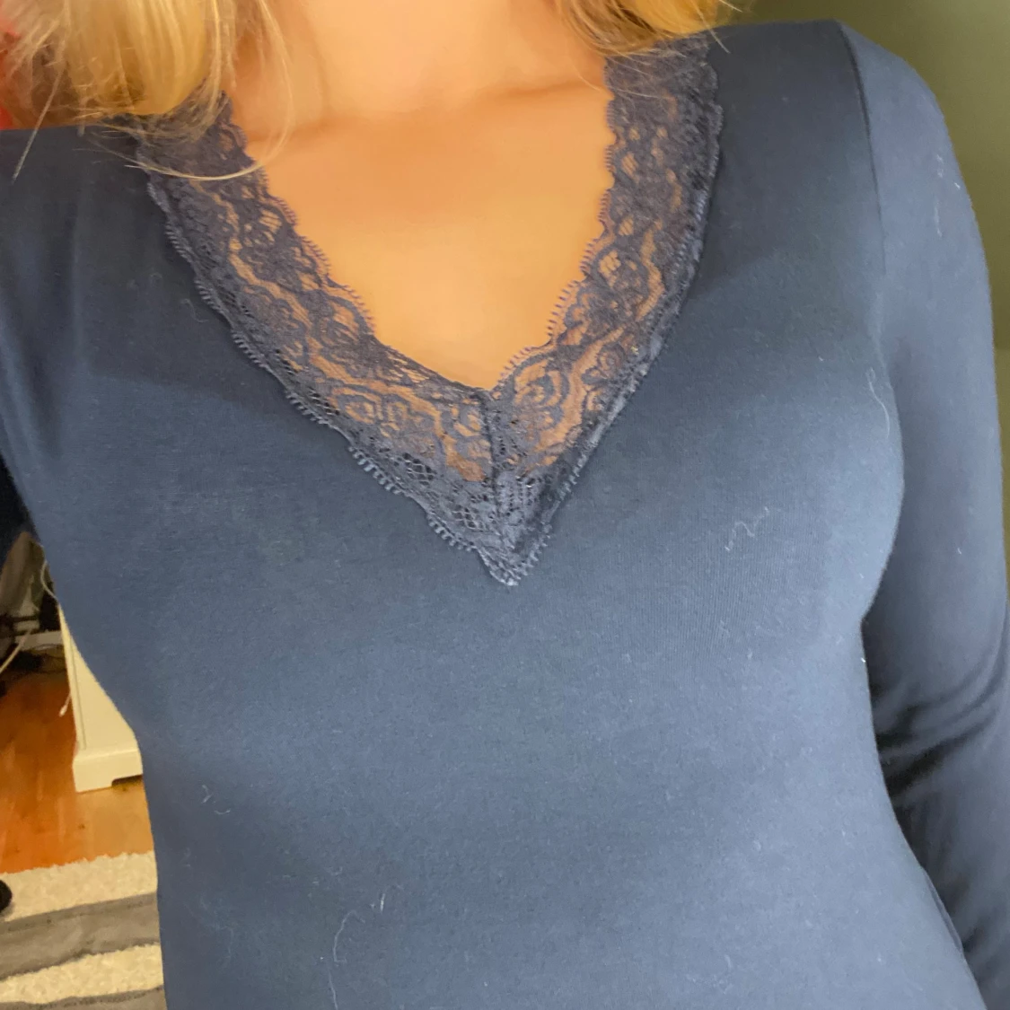 Mörkblå långärmad topp med spets - 1