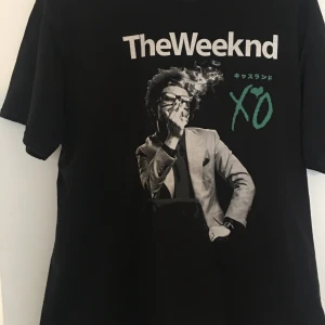 The Weeknd XO t-shirt - T-shirt med The Weekend XO-tryck. Använd men bra skick (pris kan diskuteras)