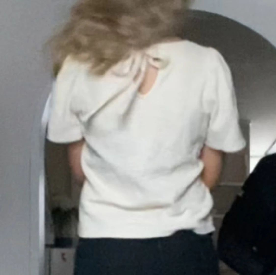 Vit blus med knyt i nacken