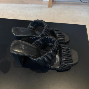 Svarta sandaler med klack från H&M - Säljer ett par svarta klackar från H&M. Skorna har endast använts en gång så de är i mycket fint skick! Köpta för ca 300🩷
