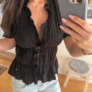 Svart blus med volang och knappar - Supersnygg svart blus!! Aldrig kommit till användning🥰