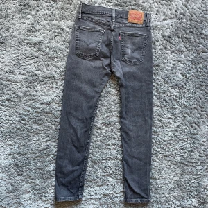 Levi's grå jeans straight fit - Snygga grå jeans från Levi's nästan extremt bra skick, slim, 29 30 modell 510