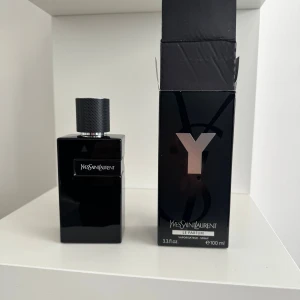 Yves Saint Laurent Y Le Parfum 100ml - Stilren och modern parfym från YSL, Y Le Parfum. Flaskan innehåller 100 ml och är tillverkad i Frankrike. Perfekt för dig som vill ha en ikonisk doft i din samling.