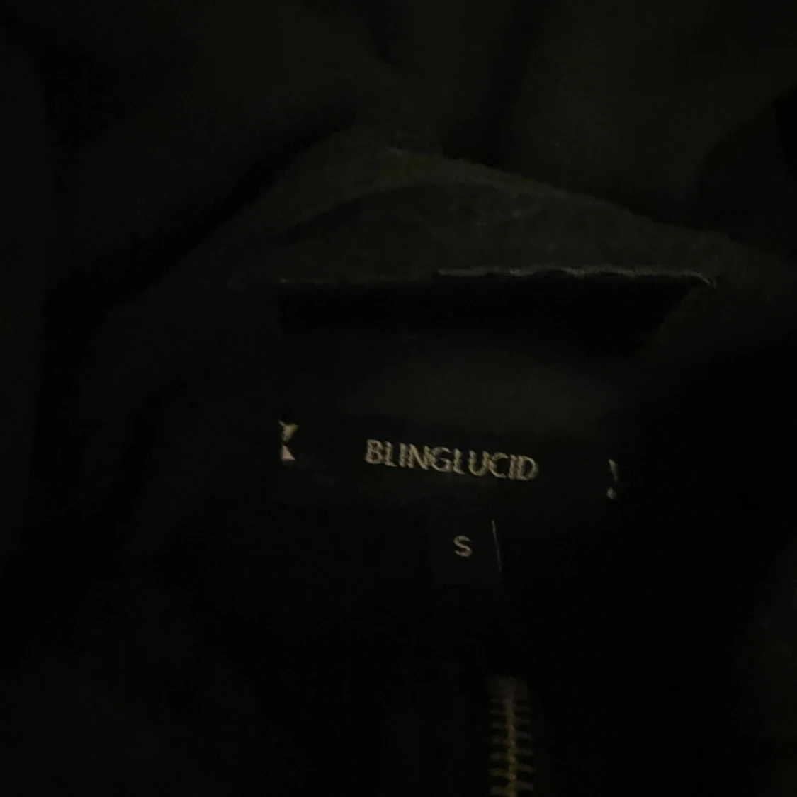 Svart hoodie med strass och tryck - 1